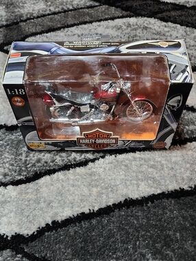 MAISTO 1:18 SCALE HARLEY DAVIDSON FXDWG DYNA WIDEGLIDE SERIES 2 1998 MOTORCYCLE